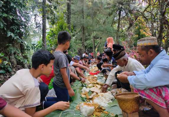 Tradisi Nyadran Di Desa Limbangan Warga Menggelar Kenduri Selamatan Di Makam Leluhur